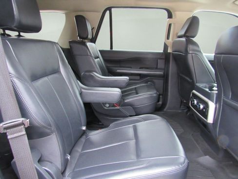 Used 2023 Ford Expedition XLT image 30
