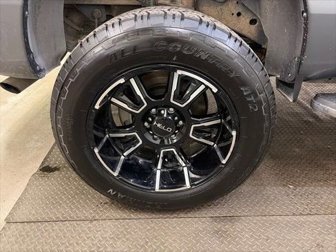 Used 2019 Nissan Titan SV w/ SV Convenience Package image 35