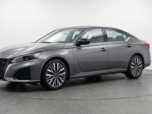 Used 2025 Nissan Altima 2.5 SV FWD image 3