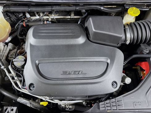 Used 2021 Chrysler Voyager Lxi FWD image 39