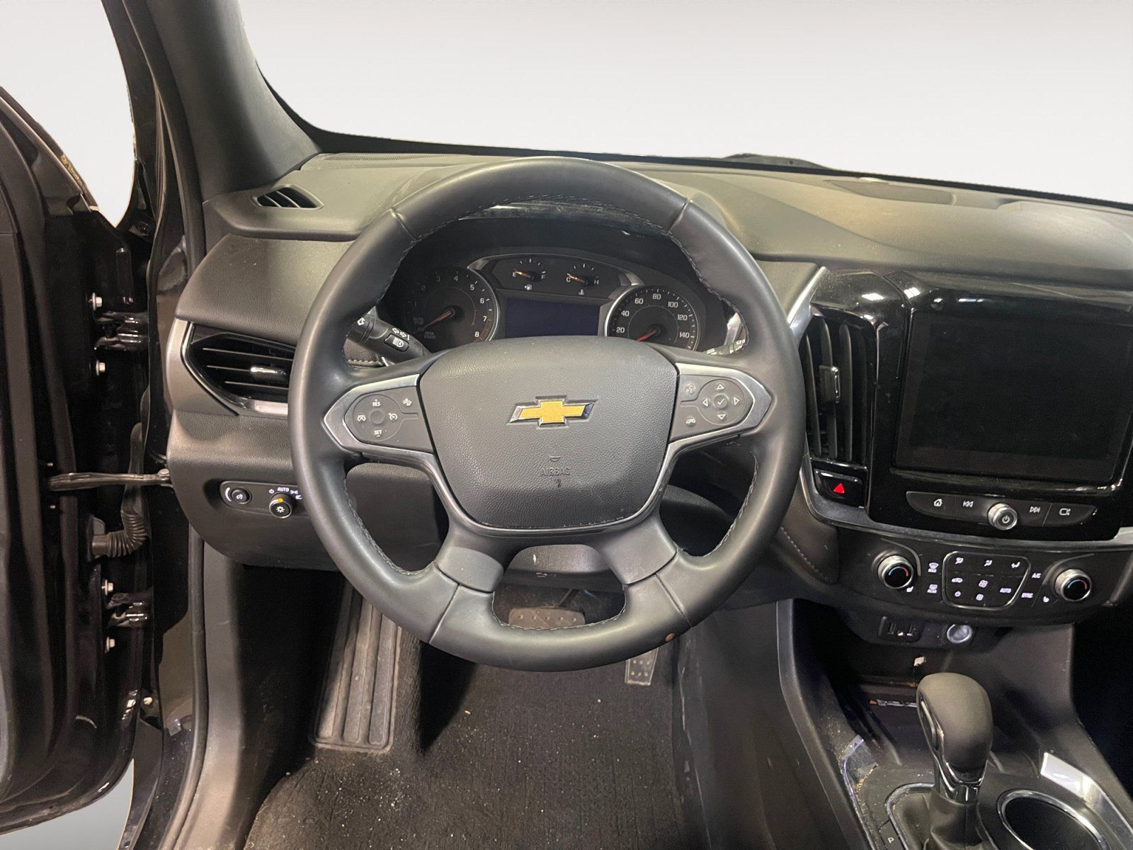 Used 2023 Chevrolet Traverse LT w/ Rear Camera Mirror Package AWD/4WD image 12