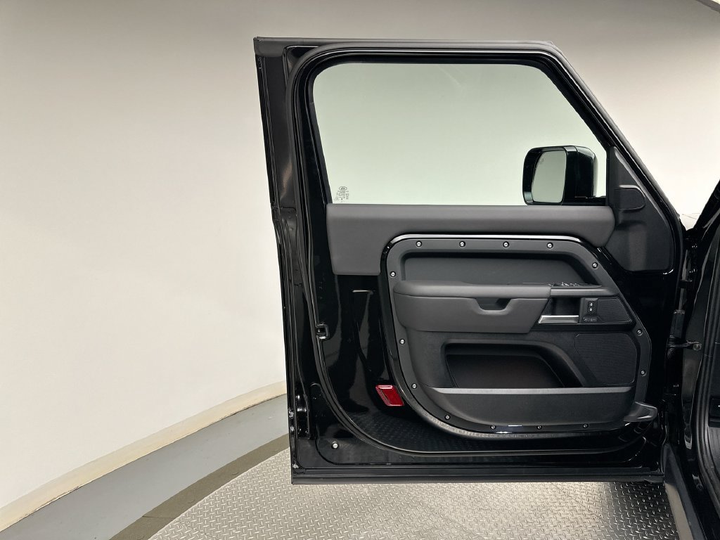 New 2026 Land Rover Defender 90 V8 AWD/4WD image 9
