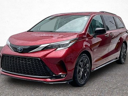 Certified 2022 Toyota Sienna XSE image 4