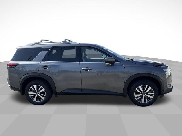 Used 2025 Nissan Pathfinder SL FWD image 2