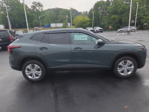 Used 2025 Chevrolet Trax LS FWD image 2