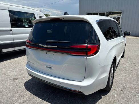 Used 2023 Chrysler Pacifica Touring-L FWD image 9