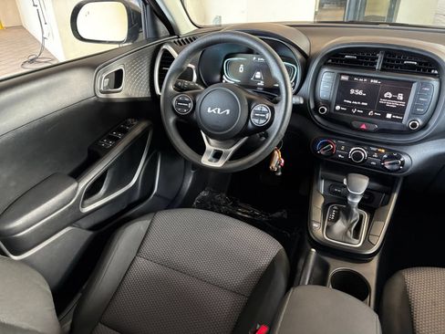 Used 2025 Kia Soul LX w/ LX Technology Package FWD image 32