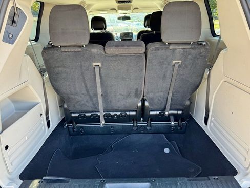 Used 2015 Dodge Grand Caravan SXT w/ UConnect Hands-Free Group image 9