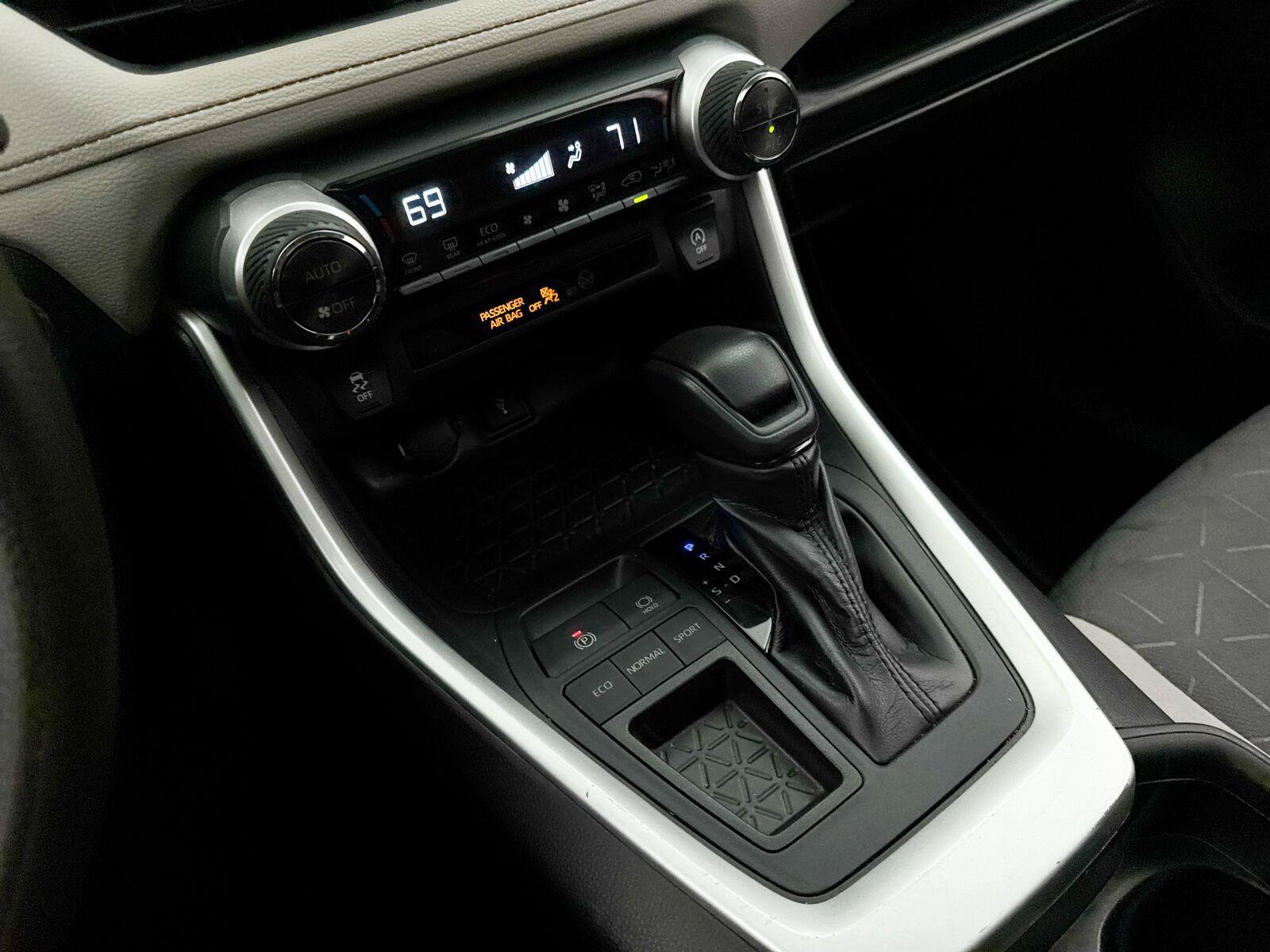 Used 2020 Toyota RAV4 XLE w/ Convenience Package FWD image 28