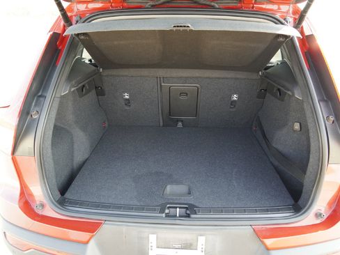 Used 2020 Volvo XC40 T4 Momentum image 28