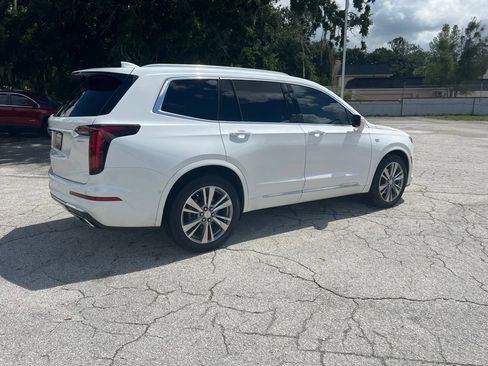 Used 2022 Cadillac XT6 Premium Luxury w/ Technology Package FWD image 3