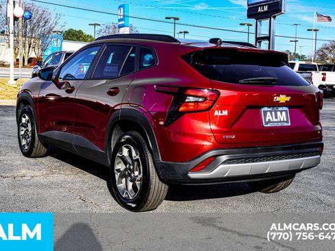 Used 2025 Chevrolet Trax LT w/ LT Convenience Package image 8