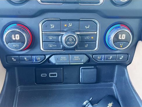 Used 2024 Chevrolet Suburban Premier w/ Advanced Technology Package AWD/4WD image 21