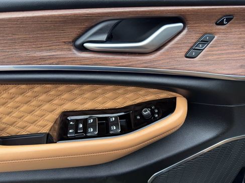 Used 2022 Jeep Grand Cherokee Summit image 11