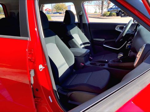 Used 2022 Kia Soul LX image 8