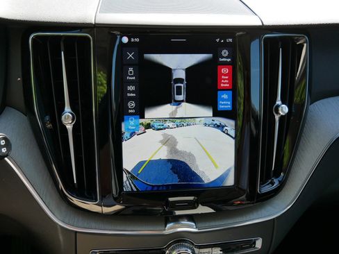 Certified 2025 Volvo XC60 B5 Plus w/ Climate Package AWD/4WD image 17