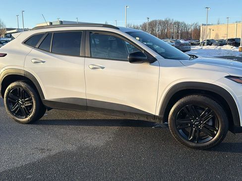 Used 2025 Chevrolet Trax ACTIV w/ Sunroof Package image 3