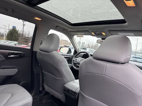 Used 2026 Toyota Highlander Platinum AWD/4WD image 12