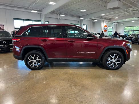 Used 2024 Jeep Grand Cherokee Limited RWD image 9