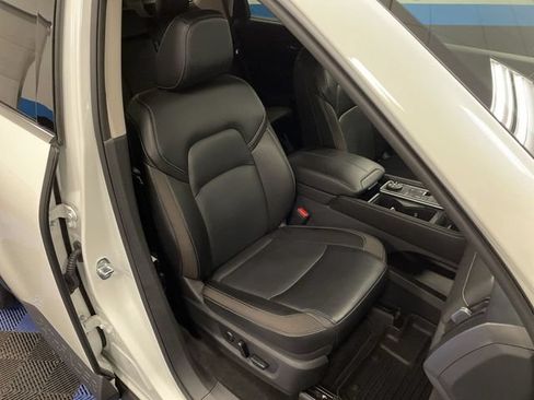 Used 2024 Nissan Pathfinder SL w/ Black Appearance Package AWD/4WD image 26