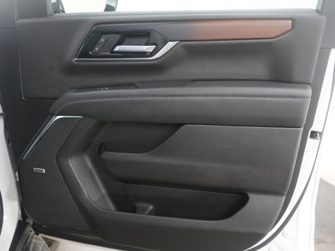 Used 2025 GMC Yukon Denali AWD/4WD image 13