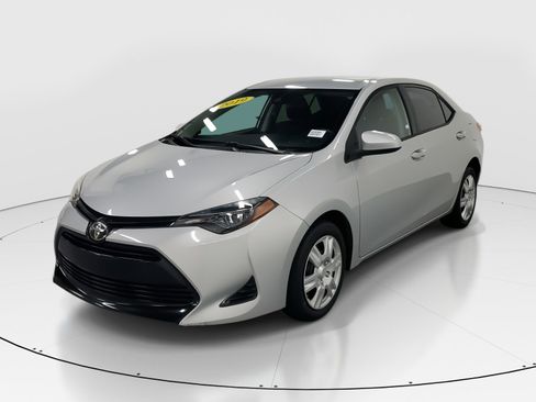 Used 2019 Toyota Corolla LE image 3