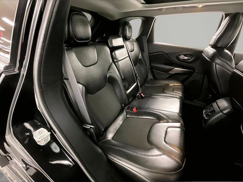 Used 2019 Jeep Cherokee Latitude Plus w/ Comfort/Convenience Group image 21