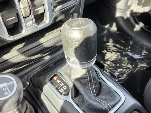 Used 2020 Jeep Wrangler Unlimited Sahara image 32