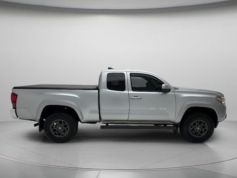 Used 2018 Toyota Tacoma SR5 AWD/4WD image 4