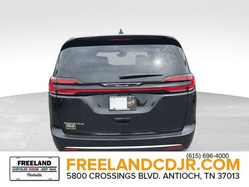 New 2027 Chrysler Pacifica Select FWD image 4