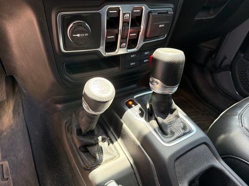 Used 2023 Jeep Gladiator Mojave AWD/4WD image 29