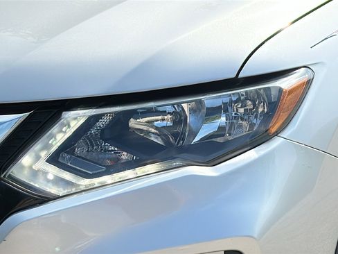 Certified 2017 Nissan Rogue SV AWD/4WD image 4
