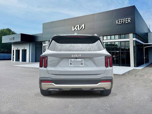 Used 2024 Kia Sorento S w/ Panoramic Sunroof Package FWD image 7