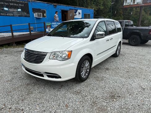 Used 2013 Chrysler Town & Country Touring-L w/ Entertainment Group #2 image 4