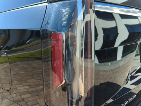 Used 2023 Cadillac Escalade ESV Premium Luxury image 10