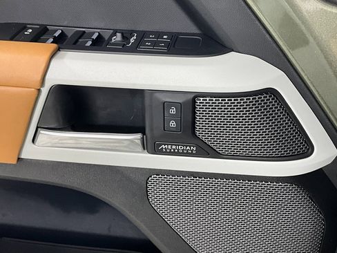 Used 2023 Land Rover Defender 110 SE image 18