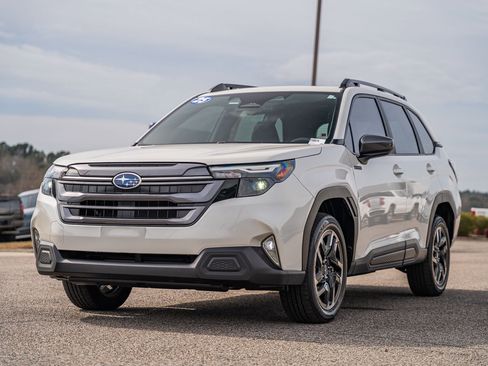 Used 2025 Subaru Forester Premium image 3