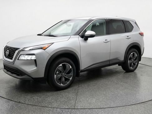 Used 2025 Nissan Rogue SV image 3