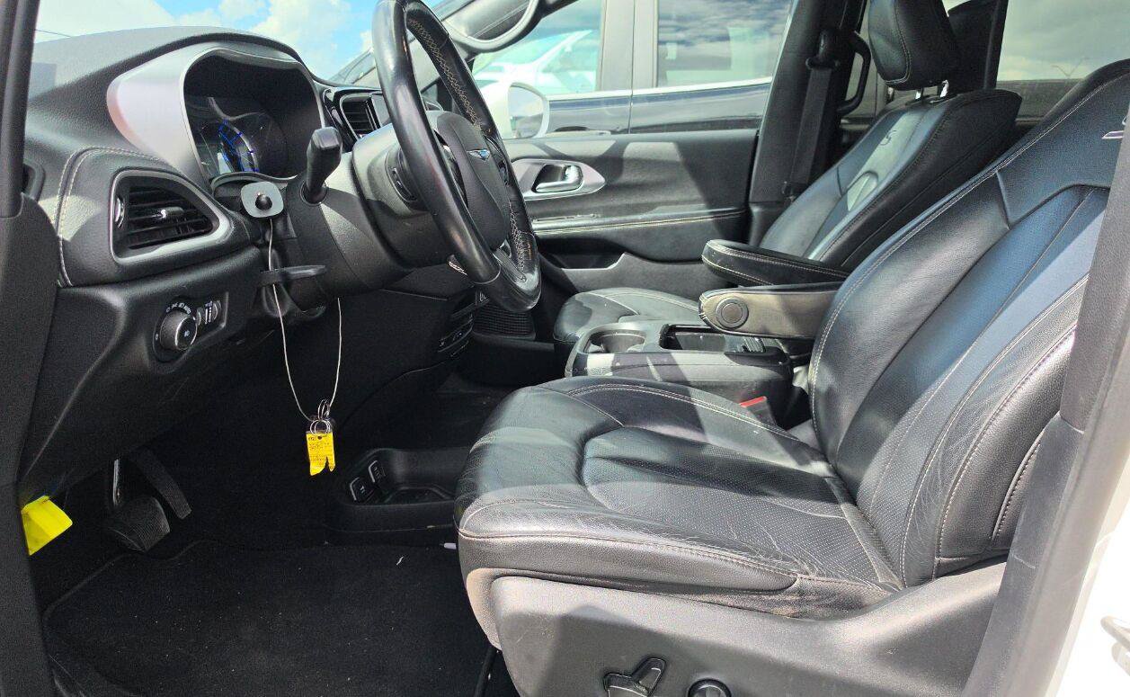 Used 2021 Chrysler Pacifica Touring-L w/ Uconnect Theater Family Group FWD image 3