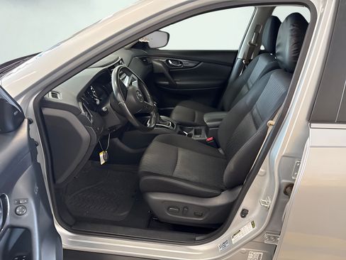Used 2018 Nissan Rogue SV w/ Sun & Sound Touring Package FWD image 2