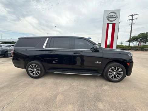 Used 2023 Chevrolet Suburban LT w/ Luxury Package AWD/4WD image 2