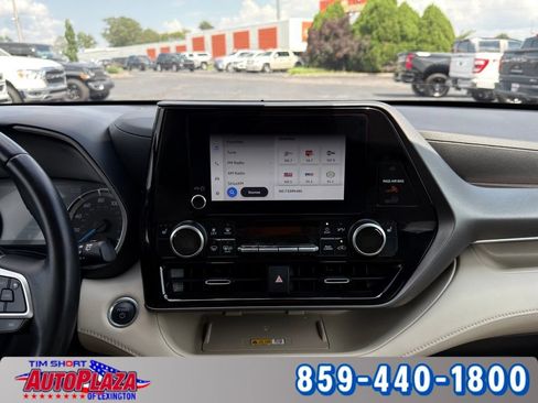 Used 2025 Toyota Highlander XLE AWD/4WD image 5