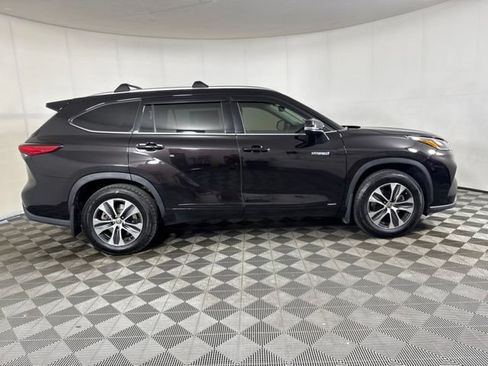 Used 2021 Toyota Highlander XLE AWD/4WD image 2