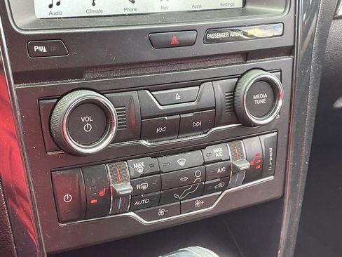 Used 2018 Ford Explorer XLT w/ Equipment Group 202A image 7