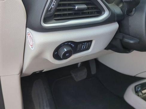 Used 2024 Chrysler Pacifica Touring-L FWD image 15