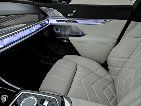 Used 2025 BMW 760i xDrive w/ Executive Package image 37