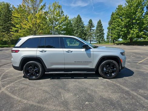 Used 2025 Jeep Grand Cherokee Limited w/ Black Appearance Package AWD/4WD image 7