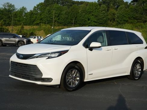Used 2021 Toyota Sienna LE FWD image 3