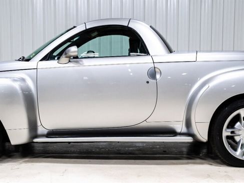Used 2004 Chevrolet SSR w/ Preferred Equipment Group image 4