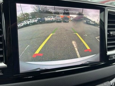 Used 2024 Chrysler Pacifica Touring-L image 12